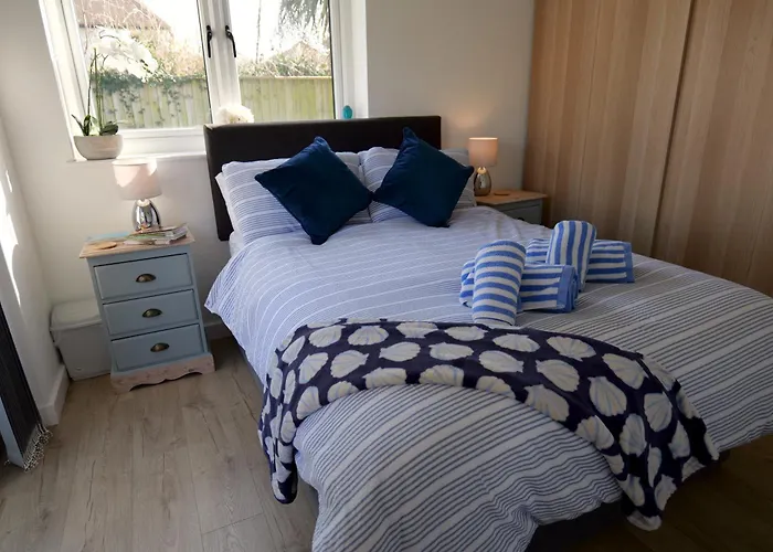 Villa Maria Southbourne - 2 Mins To Beach - Coastal - Dog-Friendly - Modern Luxury - Large Private Garden - Private Access - Parking