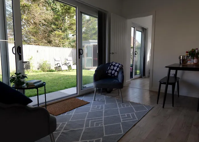 Villa Maria Southbourne - 2 Mins To Beach - Coastal - Dog-Friendly - Modern Luxury - Large Private Garden - Private Access - Parking