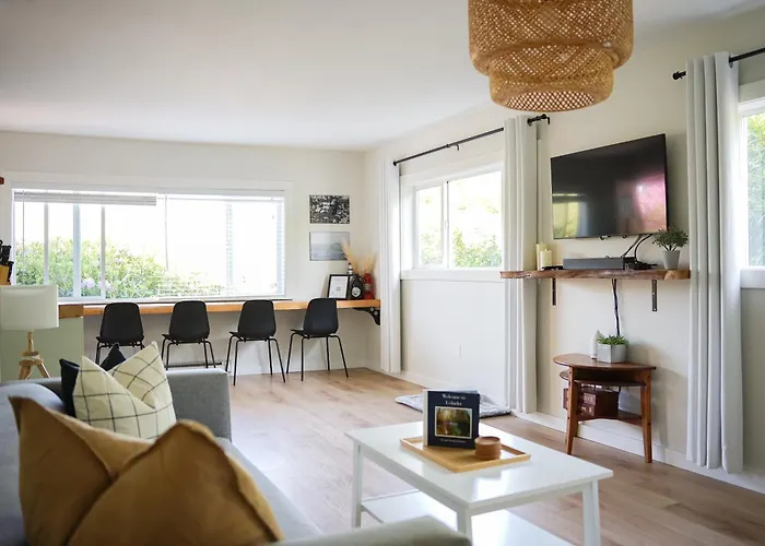 Sea Breeze Suite - Quaint 1 Bedroom Downtown