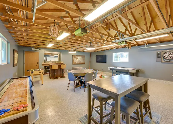 Mtn-View Camano Island Retreat Overlooking Beach