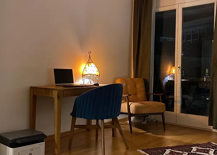Stylish Room And Private Bathroom In Lakefront Apartment