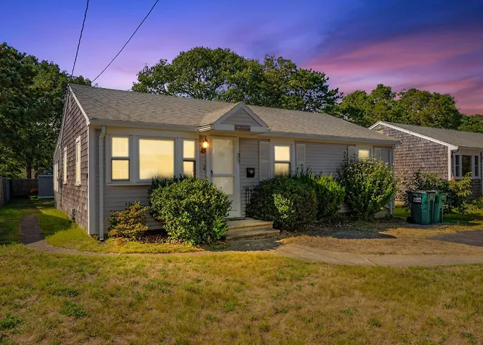 Sunny Cape Cod Cottage Near Lewis Bay