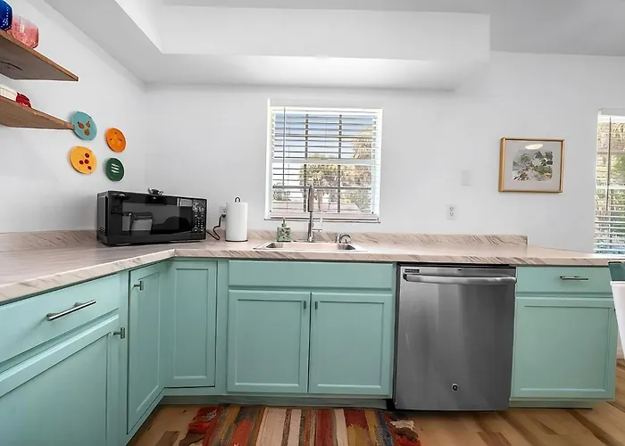 The Happy Haven - Near Manatee Tours - Pet Friendly