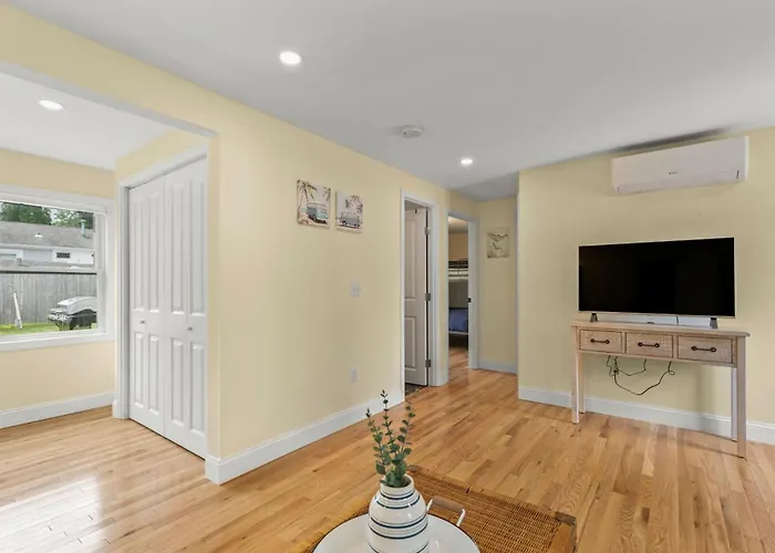 Modern Dog-Friendly Cape Cod Cottage Near Beaches