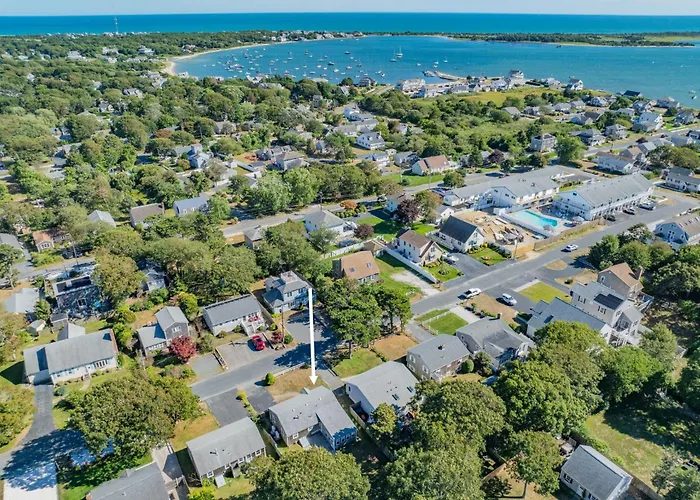 Sunny Cape Cod Cottage Near Lewis Bay