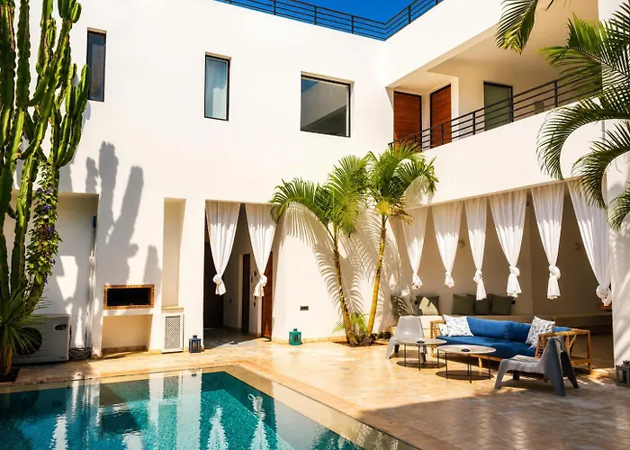 Private Group Retreat Villa,Heated Pool & Comfort Stay