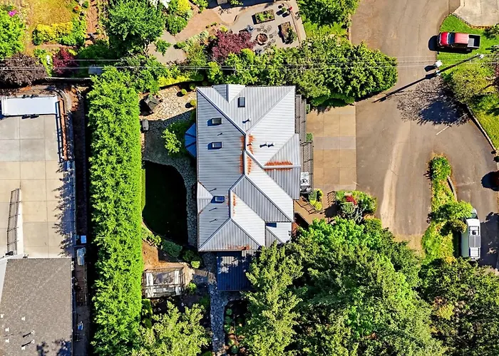 Luxury Family Estate Near Pdx, Theater, Sauna & Game Room