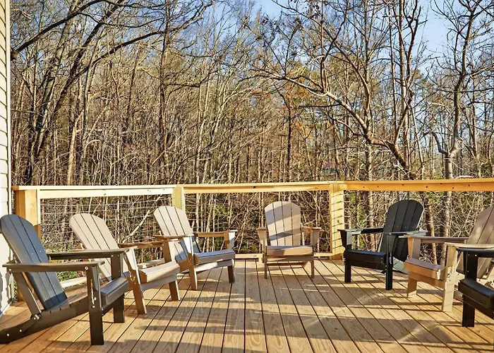 Lakeshore Retreat With Lake Lanier Views & Hot Tub