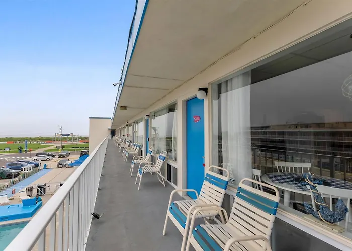 Top-Floor Condo W/ Pool & Balcony