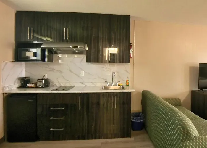 Maple Leaf Inn & Suites