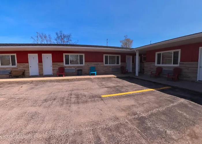 Maple Leaf Inn & Suites