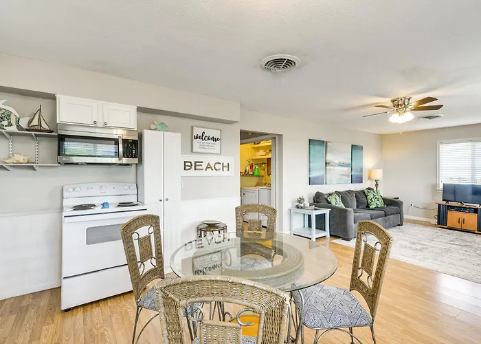 Walk To Gulf: Surfside Beach Home W/ Deck