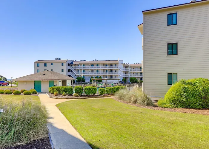 Emerald Isle Resort-Style Condo: Walk To Beaches!