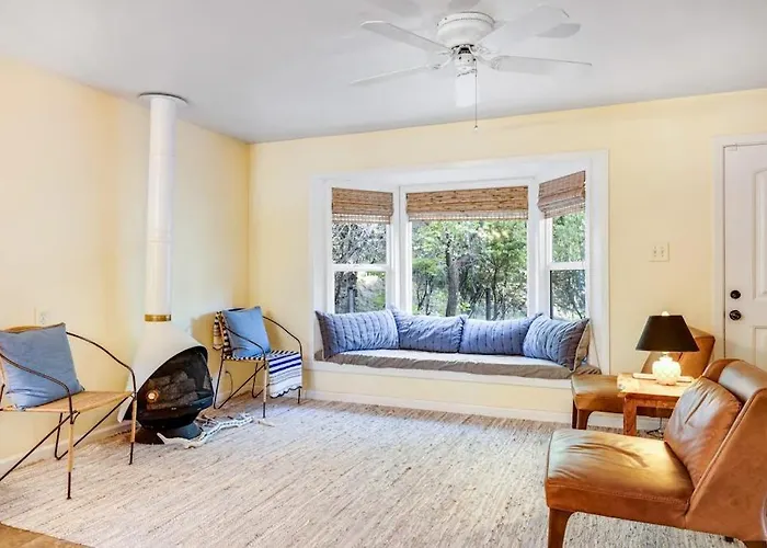 Cloverdale Creekside Retreat