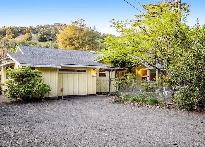 Cloverdale Creekside Retreat