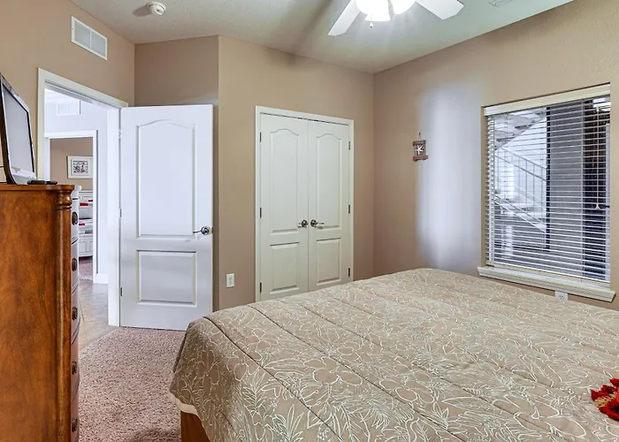 Lakefront Patio, Pool Access! Lands End Condo