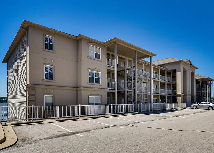 Lakefront Patio, Pool Access! Lands End Condo