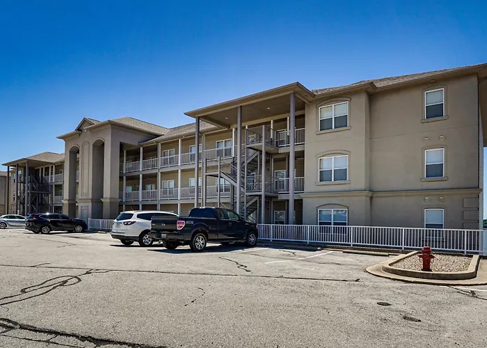Lakefront Patio, Pool Access! Lands End Condo