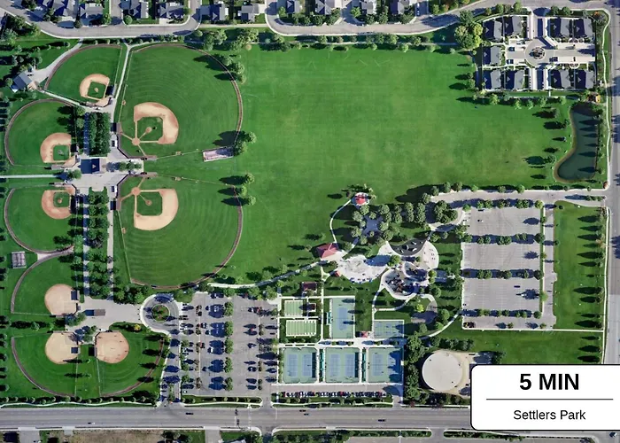 Top Rated - Spotless - Quiet - Prime Location By The Village