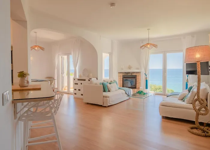 E&M Beach House - Creative Space For Creative People