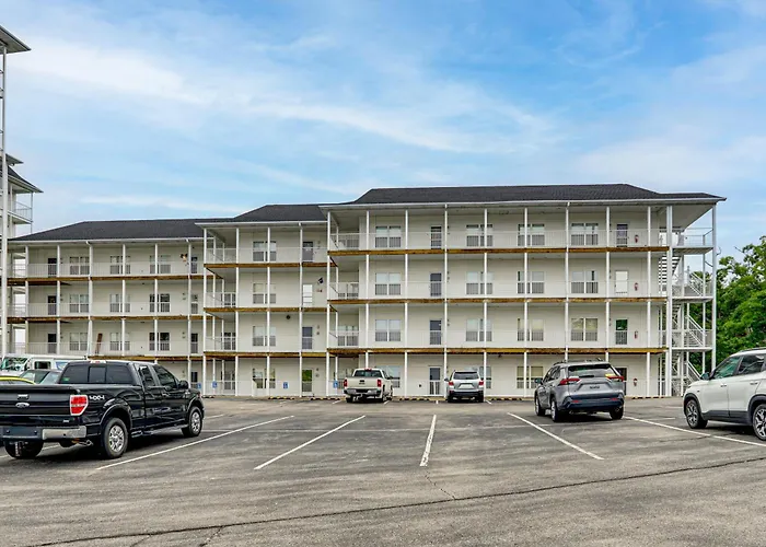 Lakefront Osage Beach Condo: Dock Your Boat Here!