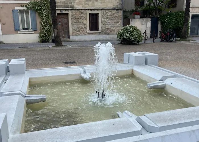 La Maison Sur La Place Dans Aigues Mortes Climatise