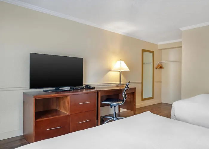 Econo Lodge Inn & Suites Kelowna
