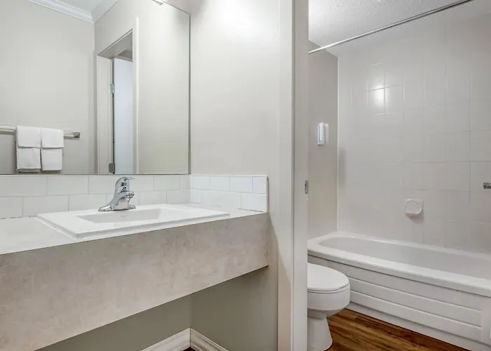 Econo Lodge Inn & Suites Kelowna