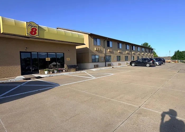 Super 8 By Wyndham Macomb