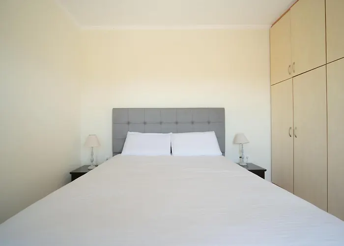 Villa Renata -Pool, Large Garden & Free Parking, 2 Minutes Walk From The Beach