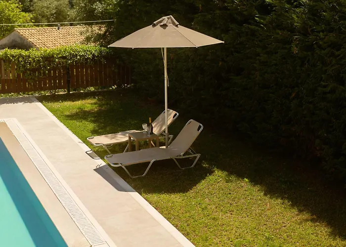 Villa Renata -Pool, Large Garden & Free Parking, 2 Minutes Walk From The Beach