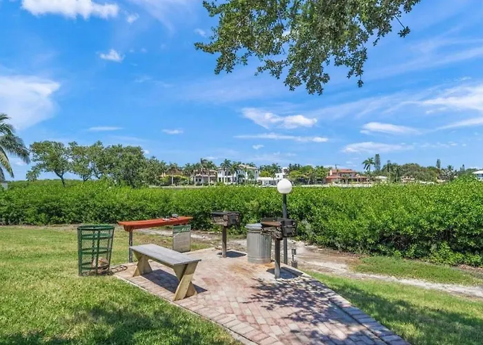 Siesta Key Beach - 2 Bedroom - 3 Beds - 3 Bathroom Duplex With Heated Swimming Pool