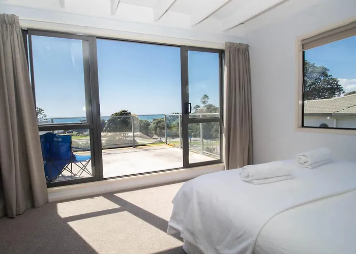 Aqua Vista On Arden - Beachfront Bach In Oakura