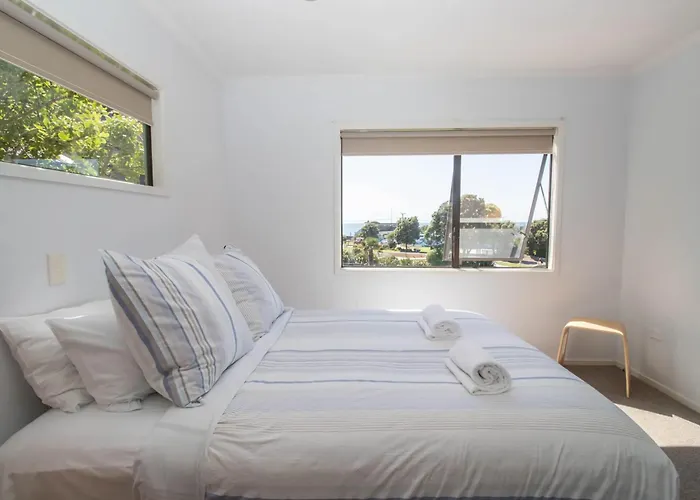 Aqua Vista On Arden - Beachfront Bach In Oakura