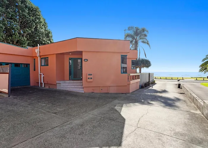The Lights House - Beachfront Ohope Holiday Home