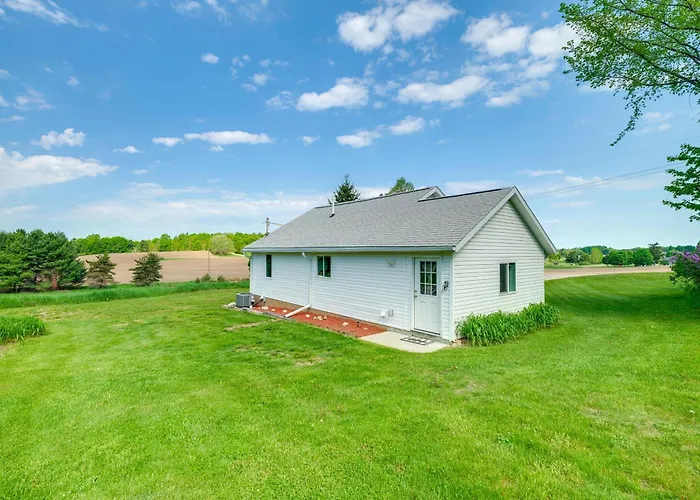 3 Mi To Lake Michigan: 'The Country Cottage'