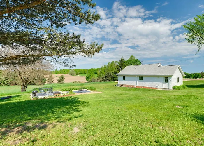 3 Mi To Lake Michigan: 'The Country Cottage'