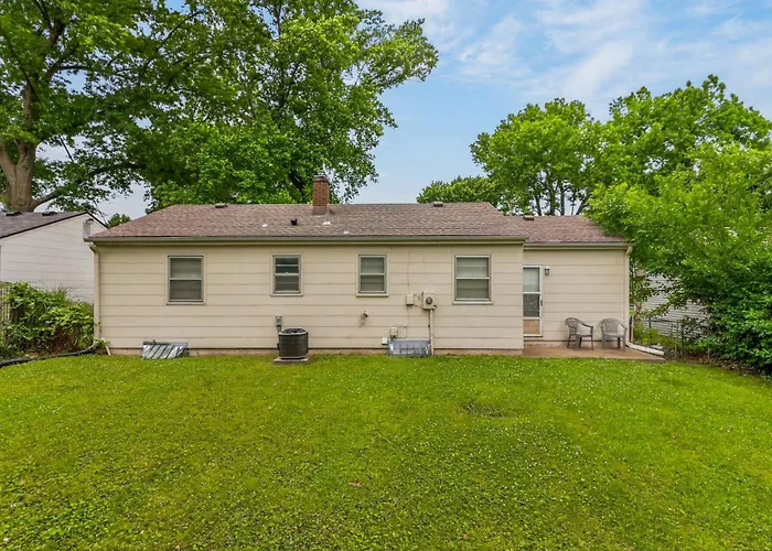 Chic Home With Huge Grassy Yard 7 Mins To Arrowhead Stadium