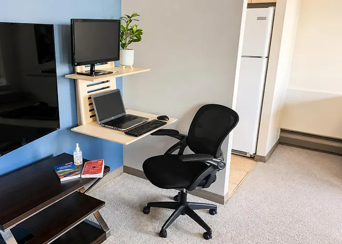 Entire Downtown Condo Steps To Bmo & Stampede With Parking, 1,5 Hrs To Banff