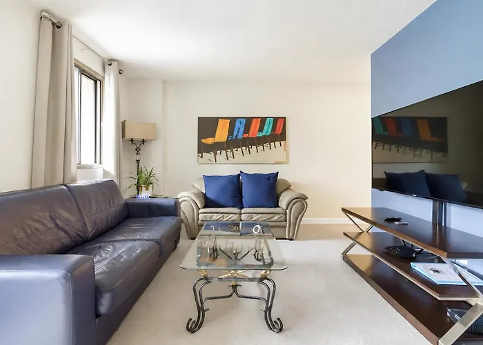 Entire Downtown Condo Steps To Bmo & Stampede With Parking, 1,5 Hrs To Banff