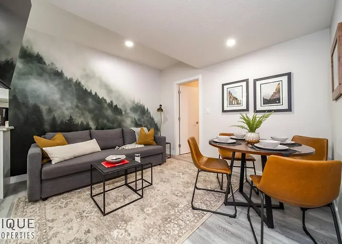 New, Mountain Chic Suite, Whyte Avenue, Netflix, Wifi, Sleeps 6