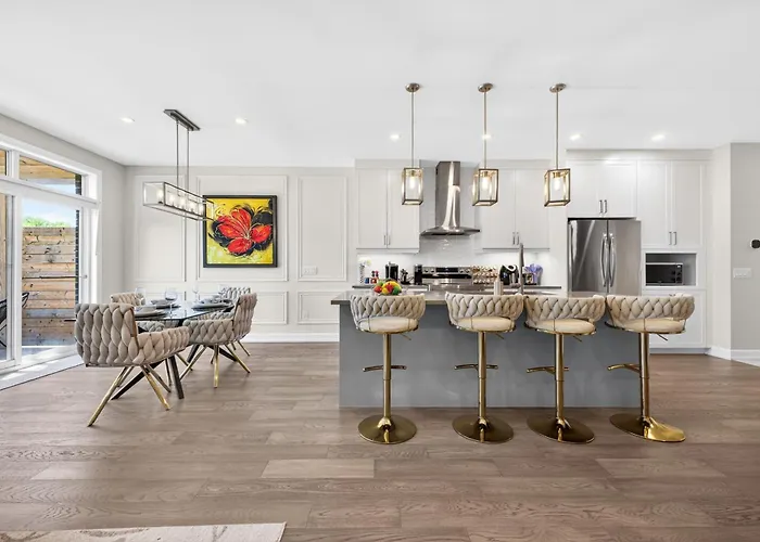Luxury Niagara 3 Bdr Townhouse /Garage