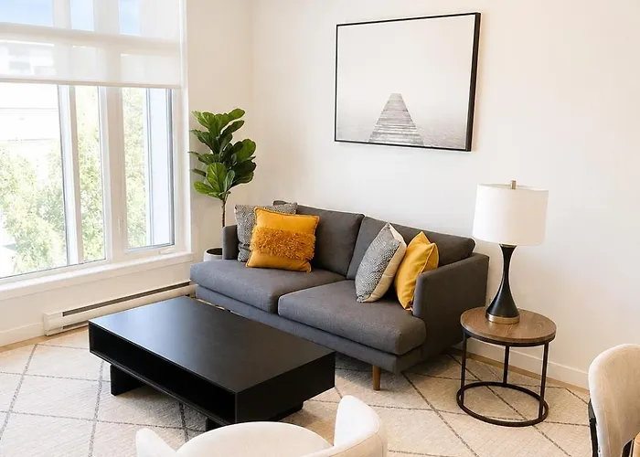 Central 1Br Condo In Sidney Near Airport & Shops
