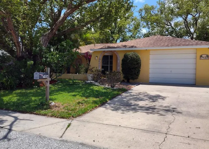 Comfortable Stay- Fully Stocked Home & Coffee Bar- All Essentials Provided