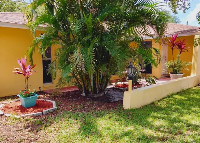 Comfortable Stay- Fully Stocked Home & Coffee Bar- All Essentials Provided