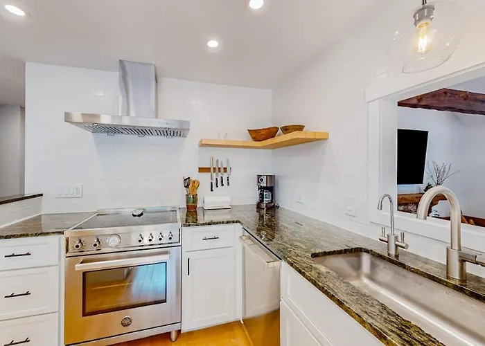 Private Pocasset Getaway