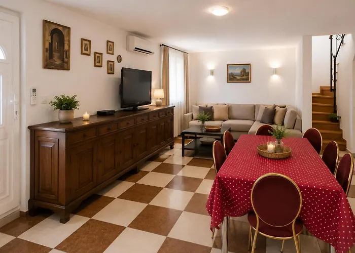 Quiet Oasis In The Heart Of Old Town- Two Kitchen,3Bath