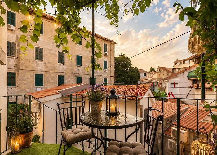 Quiet Oasis In The Heart Of Old Town- Two Kitchen,3Bath