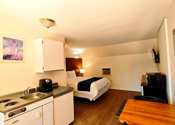 Motel Des Pentes Et Suites