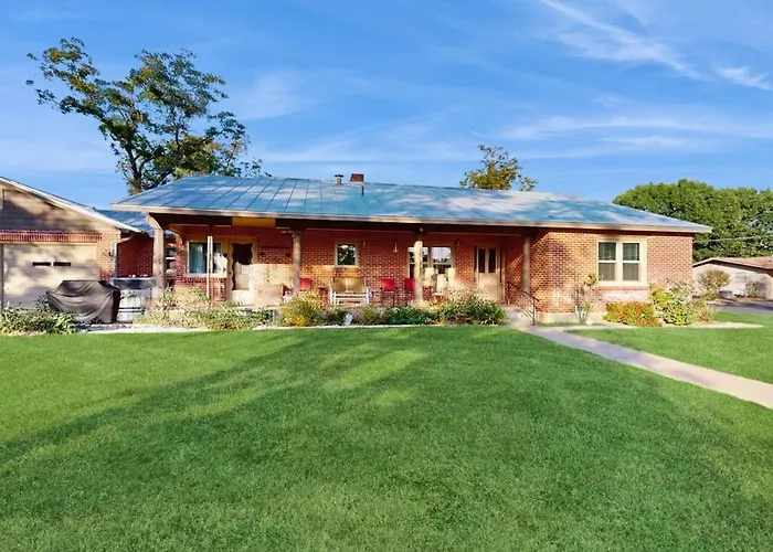 Charming, Dog-Friendly Home With Patio, Grill, & Parking - Close To Town